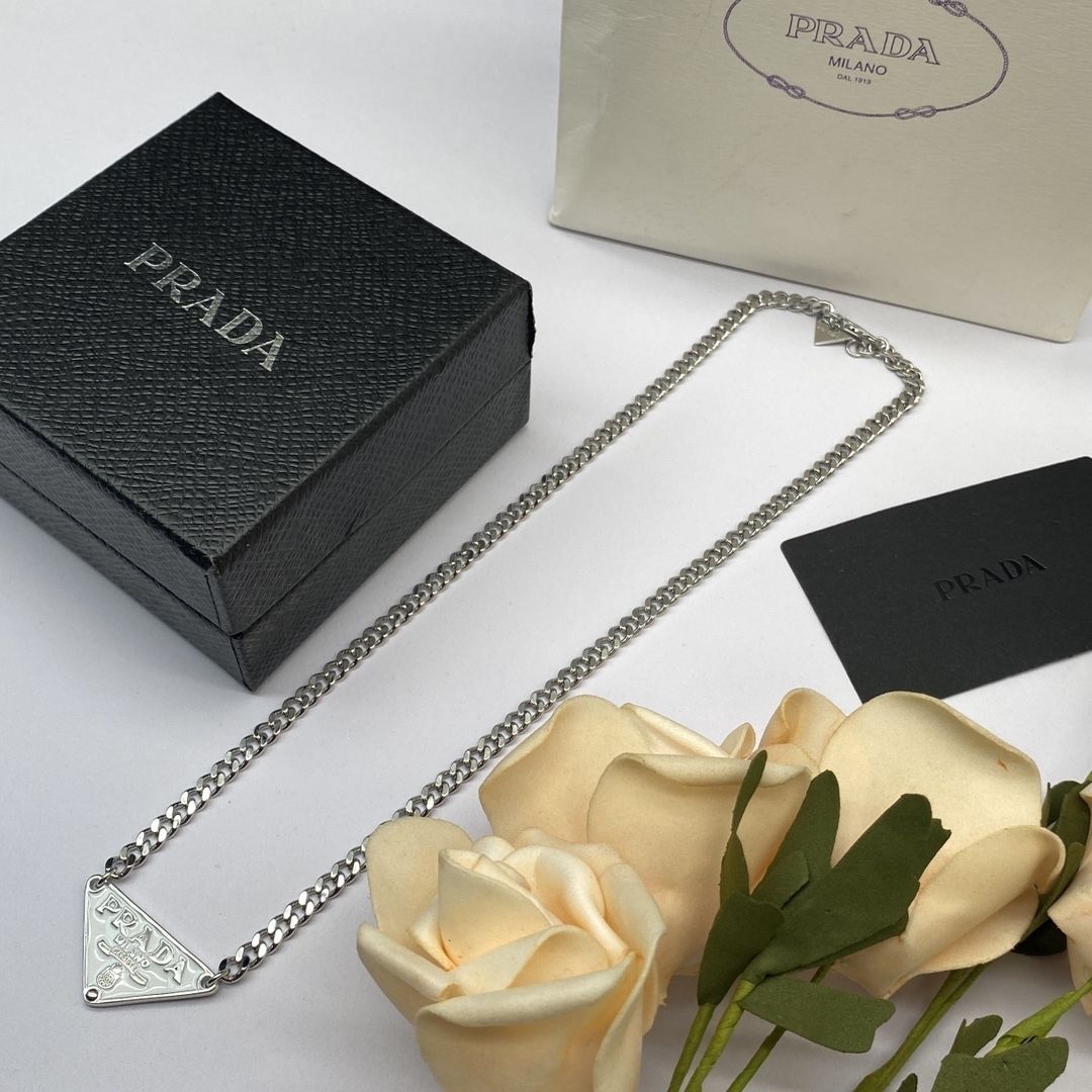 Prada 人気ファッションアクセサリー 高級感 気質 女性 鎖骨チェーン ネックレス