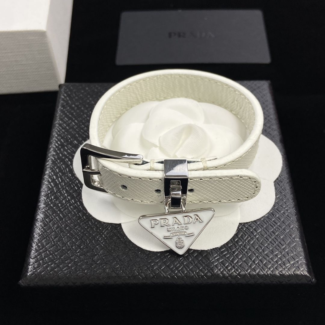 PRADA人気ファッションアクセサリー 手飾り 高級感 気質 女性ブレスレット