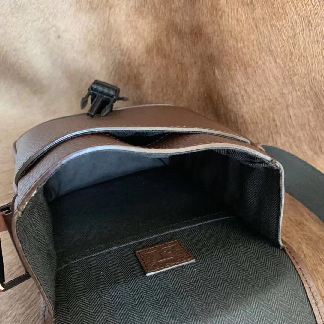 メンズショルダーバッグ ワニ皮頭骨皮 本革製 カジュアル ファッション大容量 男性斜めがけバッグ