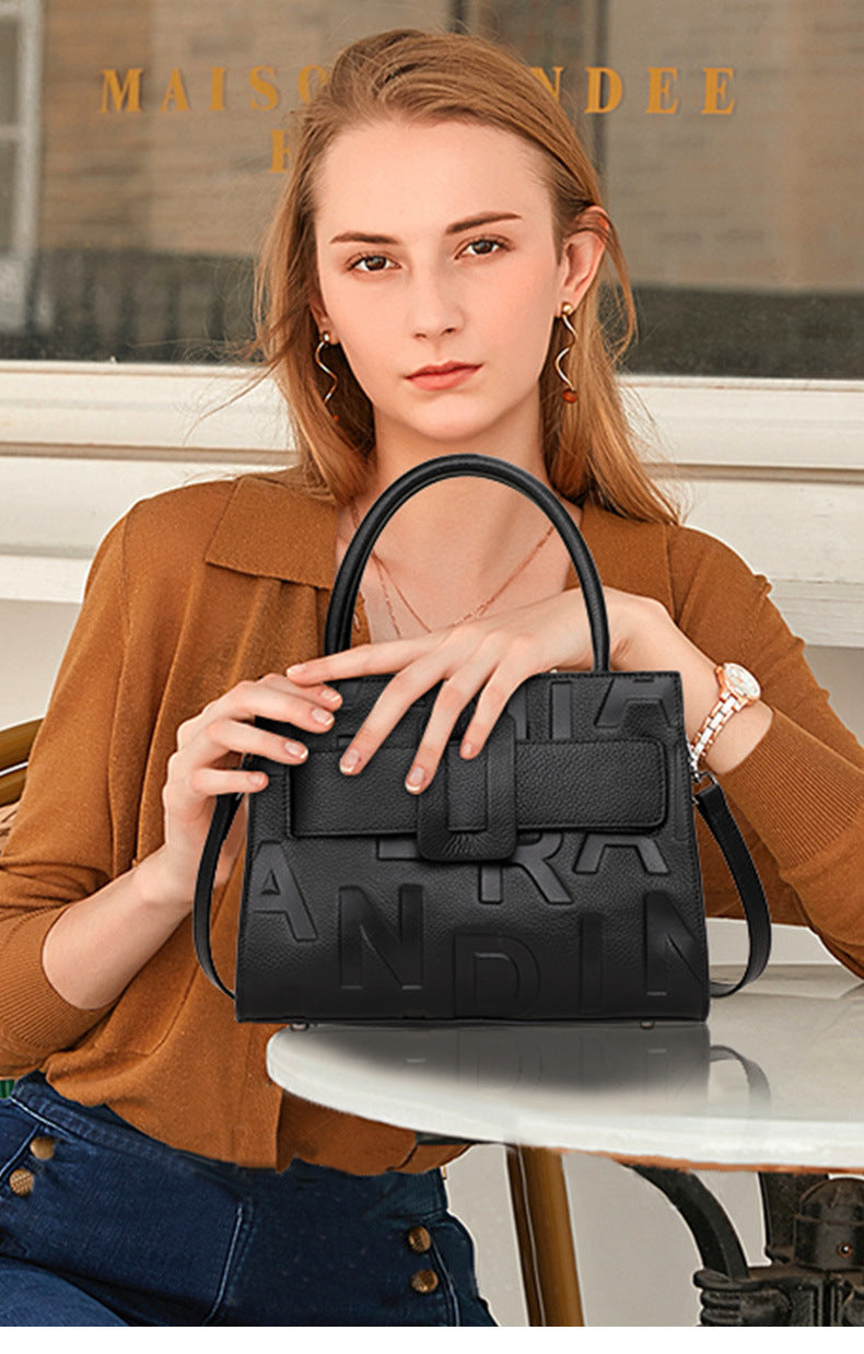 気質本革レディースバッグおしゃれ字母柄ハンドバッグ通勤大容量ショルダーバッグ何とでも合うハンドバッグ.カバン