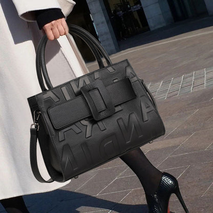 気質本革レディースバッグおしゃれ字母柄ハンドバッグ通勤大容量ショルダーバッグ何とでも合うハンドバッグ.カバン