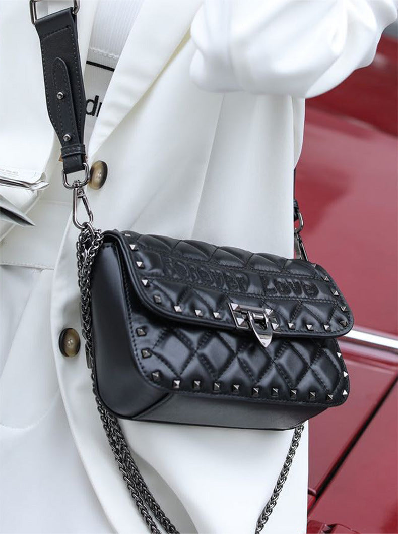 レディースバッグファッション本革チェーンバッグリベットシングルブロードバンドスクエアバッグトレンドショルダーバッグ.ポシェット