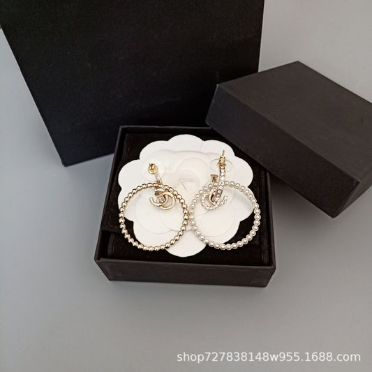 ピアスパールサークル透かし彫りのキュービックシャシ気質耳掛けイヤリング