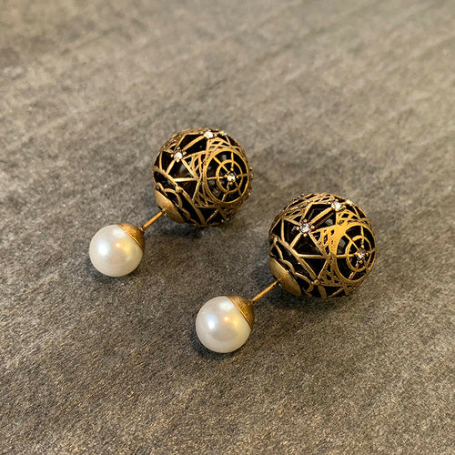 Dの小さな真珠のピアス女性の気質高級感の透かし彫りのレトロ贅沢を軽んじるイヤリング