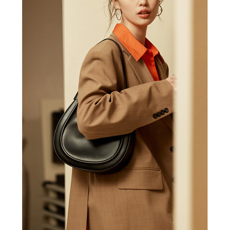 本革わきの下バッグ女性斜め掛けバックおしゃれ高級感牛革ショルダーバッグハーフムーン·バッグ